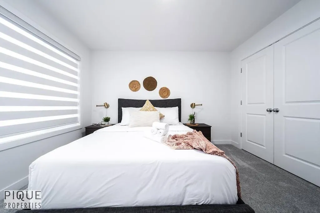 Holiday home Urbanutopia*Luxury Home*King Bed*Patio/Bbq*Sleep16 Edmonton